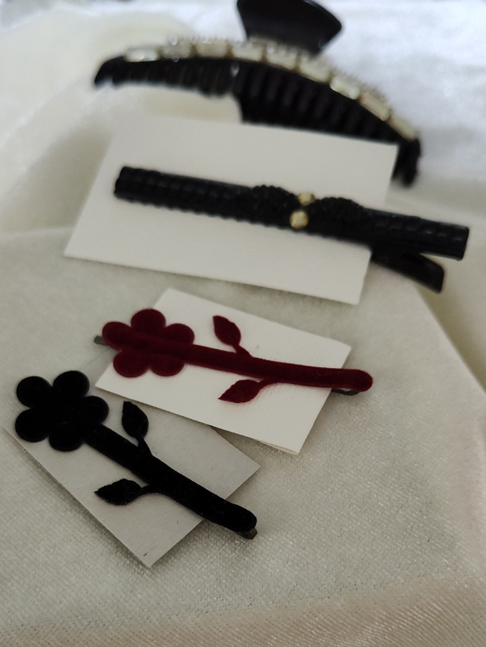 Source Unknown Velvet Flower Hair Clip Set in Black and Burgundy